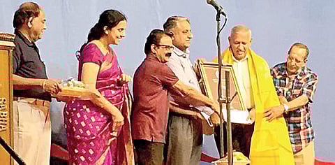 சிறுநீரக மருத்துவர் டாக்டர் ராஜன் ரவிச்சந்திரனுக்கு கிரேசி மோகன் சிறப்பு விருது வழங்கப்பட்டது.