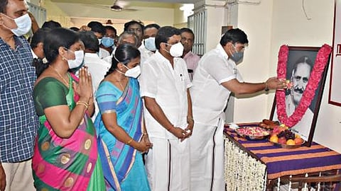 நாமக்கல் கவிஞர் ராமலிங்கம் பிள்ளை நினைவு இல்லத்தில் நடைபெற்ற அவரது 133-வது பிறந்த நாள் விழாவில் சுற்றுலாத் துறை அமைச்சர் மா.மதிவேந்தன், மலர் தூவி மரியாதை செய்தார். அருகில் மாநிலங்களவை உறுப்பினர் கே.ஆர்.என். ராஜேஸ்குமார், டிஆர்ஓ துர்காதேவி.