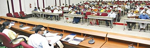 பள்ளிகள் திறக்கும் முன்னர் மேற்கொள்ள வேண்டிய முன்னேற்பாடு பணிகள் தொடர்பான ஆலோசனைக் கூட்டம் சேலம் ஆட்சியர் அலுவலகத்தில் நடந்தது. இதில், ஆட்சியர் கார்மேகம் பேசினார்.