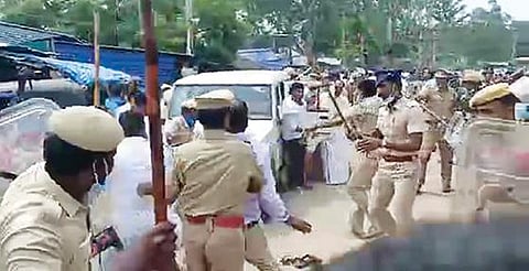 ஆலங்காயம் ஊராட்சி ஒன்றியத்தில் நேற்று கவுன்சிலர்கள் பதவியேற்ற பிறகு ஒற்றுமையாக புகைப்படம் எடுத்துக்கொண்டனர். அடுத்த படம்: ஒன்றியக்குழு தலைவர் பதவியை கைப்பற்ற திமுகவினரிடையே கோஷ்டி மோதல் ஏற்பட்டதால், தடியடி நடத்தி கூட்டத்தை கலைத்த காவல் துறையினர்.