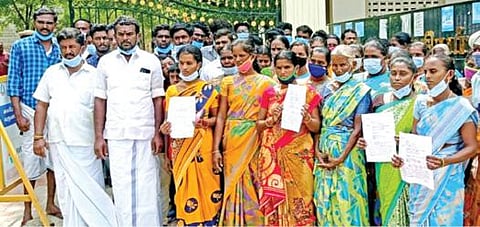 கோட்டைக்கருங்குளம் ஊராட்சி தலைவர் தேர்தலில் பதிவான வாக்கு களை மீண்டும் எண்ண வேண்டும் என்று வலியுறுத்தி, இத் தேர்தலில் போட்டியிட்ட வேட்பாளர் வி. குமார் மற்றும் அவரது ஆதரவாளர்கள் திருநெல்வேலி ஆட்சியர் அலுவலகத்தில் மனு அளித்தனர்.