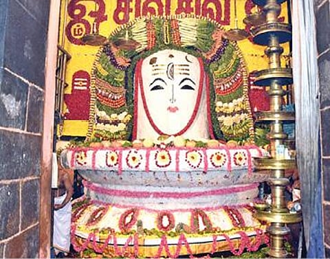 தஞ்சாவூர் பெரிய கோயிலில் பெருவுடையாருக்கு நேற்று ஐப்பசி மாத பவுர்ணமியை முன்னிட்டு நடைபெற்ற அன்னாபிஷேகத்தில் 750 கிலோ பச்சரிசி சாதத்தால் சிறப்பு அலங்காரம் செய்யப்பட்டது. (அடுத்த படம்) அரியலூர் மாவட்டம் கங்கைகொண்ட சோழபுரம் பிரகதீஸ்வரருக்கு 100 மூட்டை அரிசியால் சமைக்கப்பட்ட சாதம் சாற்றப்பட்டு தீபாராதனை காண்பிக்கப்படுகிறது.