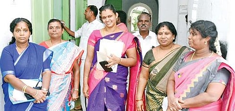 தஞ்சாவூரில் நேற்று நடைபெற்ற மாவட்ட ஊராட்சிக் குழுத் கூட்டத்திலிருந்து வெளிநடப்பு செய்த திமுக உறுப்பினர்கள்.