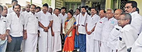 நாமக்கல் மாவட்ட திமுக பொறுப்பாளர்கள் (கிழக்கு) மாநிலங்களவை உறுப்பினர் கே.ஆர்.என்.ராஜேஷ்குமார், (மேற்கு) கே.எஸ்.மூர்த்தி, சுற்றுலாத் துறை அமைச்சர் மா. மதிவேந்தன் ஆகியோர் முன்னிலையில் அதிமுக-வைச் சேர்ந்த மாவட்ட கவுன்சிலர்கள் பிரகாஷ், பிரேமா ஆகியோர் திமுக-வில் இணைந்தனர்.