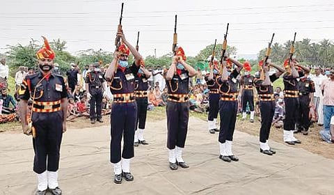 வடமதுரை அருகே துப்பாக்கி குண்டுகள் முழங்க ராணுவ வீரர் சடையப்பனின் உடலுக்கு நடைபெற்ற இறுதி மரியாதை.