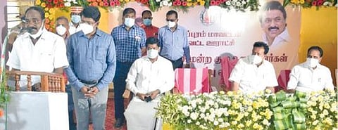 விழுப்புரம் மாவட்ட ஊராட்சி அலுவலகத்தில் நேற்று மாவட்ட ஊராட்சி உறுப்பினர்கள் அமைச்சர் பொன்முடி, ஆட்சியர் மோகன் முன்னிலையில் பதவியேற்றுக் கொண்டனர்.