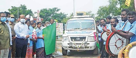 கடலூர் மாவட்ட ஆட்சியர் அலுவலகத்தில் `இல்லம் தேடிக் கல்வி’ திட்டம் குறித்த விழிப்புணர்வு வாகனத்தை மாவட்ட ஆட்சியர் கி.பாலசுப்ரமணியம் தொடக்கி வைத்தார்.