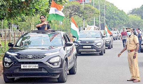 நாட்டின் 75-வது சுதந்திர தின கொண்டாட்டத்தின் ஒரு பகுதியாக, நாடு முழுவதும் காரில் பயணம் மேற்கொண்டுள்ள தேசிய பாதுகாப்பு படை வீரர்கள் சென்னை மெரினா உட்புறச் சாலையில் பேரணியாக சென்றனர். படம்: க.பரத்