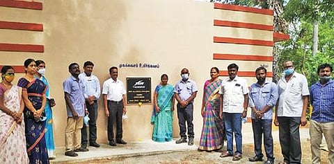 வன்னியனூர் அரசுப் பள்ளியில் ஜேஎஸ்டபிள்யூ-வின் சிஎஸ்ஆர் துறை மூலம் கட்டப்பட்ட கழிப்பிடக் கட்டிடத்தை அந்நிறுவனத் தலைவர் பிஎன்எஸ் பிரகாஷ் ராவ் திறந்து வைத்தார். உடன் பள்ளி தலைமை ஆசிரியர் மற்றும் ஊர் பொதுமக்கள்.