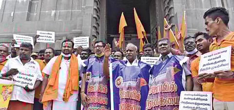 கோயில் நகைகளை உருக்கும் நடவடிக்கையை கண்டித்து, சேலம் கோட்டை மாரியம்மன் கோயில் அருகே இந்து முன்னணி மாநிலத் தலைவர் காடேஸ்வரா சுப்பிரமணியம் தலைமையில் ஆர்ப்பாட்டம் நடந்தது. படம்: எஸ்.குரு பிரசாத்