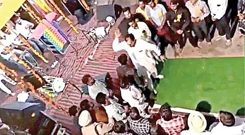 இளைஞரை அடிக்க கையை ஓங்கும் காங்கிரஸ் எம்எல்ஏ ஜோகிந்தர் பால்