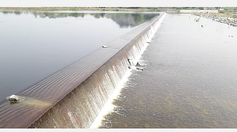 இடியும் தருவாயில் செல்லிப்பட்டு படுகை அணை: மழைநீர் கடலில் கலப்பதால் விவசாயிகள் தவிப்பு