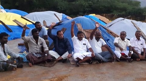 குமரி நெல் கொள்முதல் நிலையத்தில் திறந்த வெளியில் மழையில் நனைந்து வீணாகிய 2500 நெல் மூட்டைகள்: விவசாயிகள் போராட்டம்