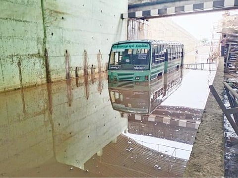 வள்ளியூர் ரயில்வே சுரங்கப் பாதையில் - தேங்கிய மழை நீரில் அரசு பேருந்து சிக்கியது : நெல்லை, தென்காசி மாவட்டங்களில் மழை நீடிப்பு