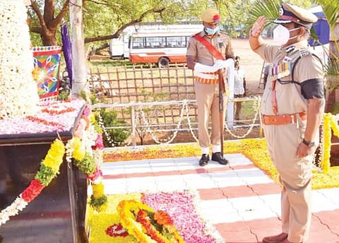 நெல்லை, தென்காசி, தூத்துக்குடி, கன்னியாகுமரியில் - காவலர் வீரவணக்க நாள்: நினைவு தூணுக்கு மரியாதை :