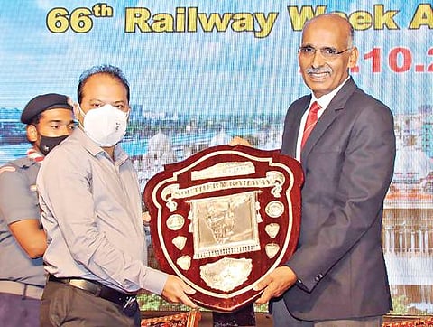 சென்னையில் நேற்று ரயில்வே வார விழா நடந்தது. இதில், ஒட்டுமொத்த செயல்பாடுகளின் அடிப்படையில் சிறந்த கோட்டமாக தேர்வு செய்யப்பட்ட சேலம் ரயில்வே கோட்டத்துக்கான கேடயத்தை தெற்கு ரயில்வே பொதுமேலாளர் ஜான் தாமஸிடம் இருந்து சேலம் ரயில்வே கோட்ட மேலாளர் கவுதம் சீனிவாஸ் பெற்றுக் கொண்டார்.