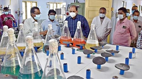 பவானி குருப்பநாயக்கன்பாளையம் உயிர் உரம் உற்பத்தி மையத்தில், திரவ உயிர் உரம் உற்பத்தி செய்யும் பணியினை ஈரோடு ஆட்சியர் எச். கிருஷ்ணன் உண்ணி பார்வையிட்டு ஆய்வு செய்தார்.