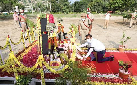 கிருஷ்ணகிரி எஸ்பி அலுவலகத்தில் காவல்துறை சார்பில் நடந்த வீர வணக்க நாள் நிகழ்ச்சியில், மறைந்த போலீஸாருக்கு வைக்கப்பட்ட நினைவு தூணில் ஆட்சியர் ஜெயசந்திர பானு ரெட்டி மலர் வளையம் வைத்து அஞ்சலி செலுத்தினார்.