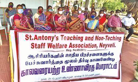 நெய்வேலி வட்டம்-29-ல் உள்ள புனித அந்தோனியார் மேல்நிலைப் பள்ளி முன்பு ஆசிரியர்கள் உண்ணாவிரத போராட்டத்தில் ஈடுபட்டனர்.