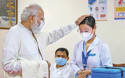 டெல்லி ராம் மனோகர் லோகியா மருத்துவமனையின் கரோனா தடுப்பூசி மையத்தை பிரதமர் நரேந்திர மோடி நேற்று பார்வையிட்டார். அப்போது அங்கிருந்த செவிலியர் ஒருவருக்கு வாழ்த்து தெரிவித்தார்.படம்: பிடிஐ