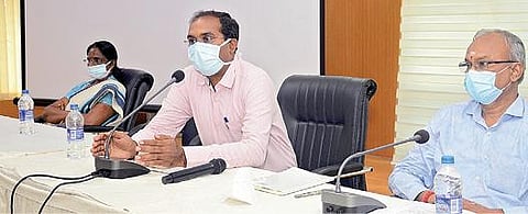 பள்ளிகள் திறப்பு மற்றும் ’இல்லம் தேடி கல்வித் திட்டம்’ செயல்படுத்துவது குறித்து பள்ளிக்கல்வித் துறை ஆணையர் நந்தகுமார் தலைமையில் ஆலோசனைக் கூட்டம் சென்னை டிபிஐ வளாகத்தில் நேற்று நடைபெற்றது. தொடக்கக் கல்வி இயக்குநர் அறிவொளி, இணை இயக்குநர் சாந்தி ஆகியோர் உடனிருந்தனர். படம்: பு.க.பிரவீன்