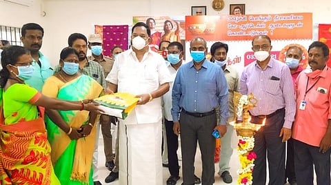 ராணிப்பேட்டை ஆட்சியர் அலுவலகத்தில் கோ-ஆப்டெக்ஸ் தீபாவளி சிறப்பு விற்பனையைத் தொடங்கி வைத்த கைத்தறி மற்றும் துணிநூல் துறை அமைச்சர் ஆர்.காந்தி. அருகில், மாவட்ட ஆட்சியர் பாஸ்கர பாண்டியன்.