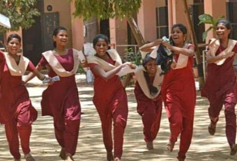 மாணவர்கள் மகிழ்ச்சியுடன் பள்ளி செல்வதால் நேரடி வகுப்புகளுக்குத் தடை விதிக்கக் கூடாது: உயர் நீதிமன்றத்தில் அரசு தகவல்