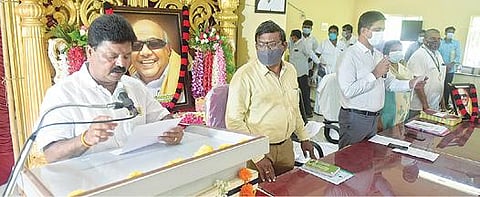 வேலூர் மாவட்ட ஊராட்சி தலைவராக போட்டியின்றி தேர்வு செய்யப்பட்ட மு.பாபுவுக்கு மாவட்ட ஆட்சியர் குமாரவேல் பாண்டியன் நேற்று பதவிப்பிரமாணம் செய்து வைத்தார். அடுத்த படம்: ராணிப்பேட்டை மாவட்ட ஊராட்சி குழு தலைவராக வெற்றிபெற்ற ஜெயந்தி திருமூர்த்திக்கு சான்றிதழ் வழங்கிய மாவட்ட ஆட்சியர் பாஸ்கர பாண்டியன். கடைசிப்படம்: திருவண்ணாமலை மாவட்டம் துரிஞ்சாபுரம் ஒன்றியக்குழு தலைவர் தேர்தலில் வெற்றி பெற்ற தமயந்திக்கு, துணை சபாநாயகர் பிச்சாண்டி வாழ்த்து தெரிவித்தார். அருகில், எம்பி அண்ணாதுரை, எம்எல்ஏ சரவணன், ஆணையாளர் விஜயலட்சுமி உள்ளிட்டோர்.