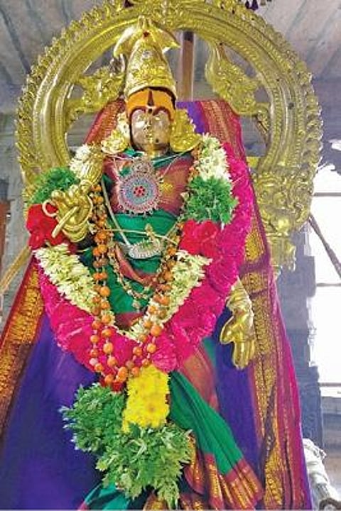 திருநெல்வேலி நெல்லையப்பர் கோயிலில் ஐப்பசி திருக்கல்யாண திருவிழா கொடியேற்றத்துடன் நேற்று தொடங்கியது. விசேஷ அலங்காரத்தில் அருள்பாலித்த காந்திமதி அம்மன்.