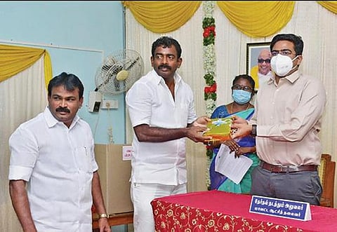 திருநெல்வேலி மாவட்ட ஊராட்சித் தலைவராக தேர்ந்தெடுக்கப்பட்ட வி.எஸ்.ஆர். ஜெகதீஷுக்கு ஆட்சியர் வே. விஷ்ணு வாழ்த்து தெரிவித்தார்.