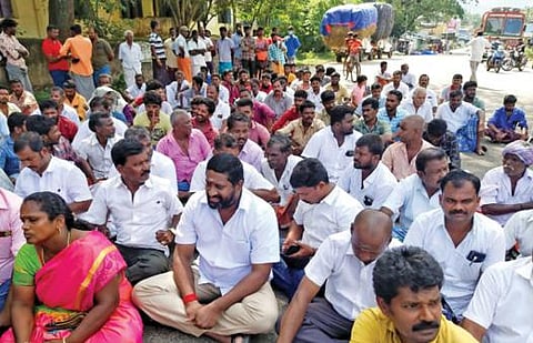 புளியரையில் கிருஷ்ணமுரளி எம்எல்ஏ தலைமையில் சாலை மறியல் போராட்டத்தில் ஈடுபட்ட அதிமுகவினர்.