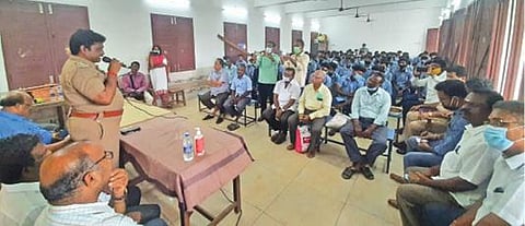 சிதம்பரம் அரசு நந்தனார் ஆண்கள் மேல் நிலைப் பள்ளியில் காவல்துறையின் சமூகநீதி மற்றும் மனித உரிமைகள் பிரிவு சார்பில் மாணவர்கள், ஆசிரியர்களுக்கு விழிப்புணர்வு நிகழ்ச்சி நடத்தப்பட்டது.