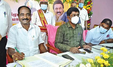 விழுப்புரம் மாவட்ட ஊராட்சி குழுத் தலைவராக தேர்வு செய்யப்பட்ட ஜெயசந்திரன் ஆட்சியர் மோகன் முன்னிலையில் பொறுப்பேற்றுக்கொண்டார்.