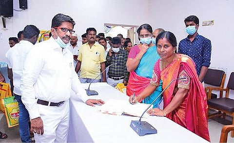 கள்ளக்குறிச்சி ஆட்சியர் அலுவலக கூட்டரங்கில் நடைபெற்ற தேர்தலில் போட்டியின்றி தேர்வு செய்யப்பட்ட மாவட்ட ஊராட்சிக் குழு தலைவர் புவனேஸ்வரிபெருமாள் அரசு பதிவேட்டில் கையொப்பமிட்டு பதவியேற்று கொண்டார்.