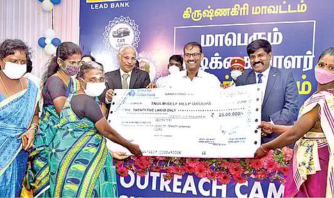 கிருஷ்ணகிரி வங்கிகள் சார்பில் நடந்த வாடிக்கையாளர் தொடர்பு முகாமில் ரூ.120.74 கோடி மதிப்பில் கடனுதவிகளை ஆட்சியர் ஜெயசந்திர பானு ரெட்டி வழங்கினார்.