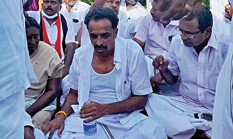 கரூர் மாவட்ட ஊராட்சித் தலைவர் தேர்தல் தள்ளி வைக்கப்பட்டதைக் கண்டித்து தேர்தல் அலுவலர் காரை மறித்து மறியலில் ஈடுபட்ட அதிமுக முன்னாள் அமைச்சர் எம்.ஆர்.விஜயபாஸ்கர் உள்ளிட்டோர்.