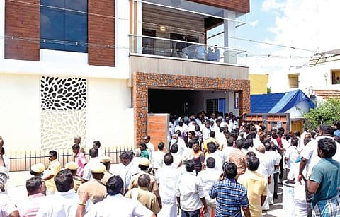 வாழப்பாடி அருகே புத்திரகவுண்டம்பாளையத்தில் லஞ்ச ஒழிப்பு போலீஸார் சோதனை நடத்திய இளங்கோவனின் வீடு முன்பு திரண்டிருந்த அதிமுகவினர்.படம்: எஸ்.குரு பிரசாத்