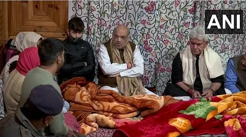 தீவிரவாதிகளின் தாக்குதலில் வீரமரணம் அடைந்த காஷ்மீர் போலீஸ் பர்வேஷ் அகமது தரின் குடும்பத்தினரை அமித் ஷா சந்தித்து ஆறுதல் கூறினார்.