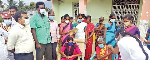 திருப்பத்தூர் அடுத்த மாக்கனூர் கிராமத்தில் நடைபெற்ற கரோனா தடுப்பூசி முகாமை நேற்று ஆய்வு செய்த மாவட்ட ஆட்சியர் அமர் குஷ்வாஹா.