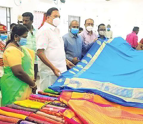 ராணிப்பேட்டை மாவட்ட ஆட்சியர் அலுவலகத்தில் கோ-ஆப்டெக்ஸ் தீபாவளி சிறப்பு விற்பனையை தொடங்கி வைத்த கைத்தறி மற்றும் துணி நூல் துறை அமைச்சர் ஆர்.காந்தி. அருகில், மாவட்ட ஆட்சியர் பாஸ்கர பாண்டியன் உள்ளிட்டோர்.