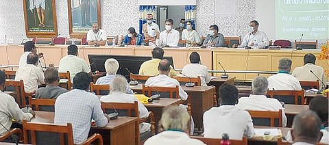 வேலூர் மாவட்ட ஆட்சியர் அலுவலகத்தில் ஆட்சியர் குமாரவேல் பாண்டியன் தலைமையில் விவசாயிகள் குறைதீர்வு கூட்டம் நடைபெற்றது. படம்: வி.எம்.மணிநாதன்.