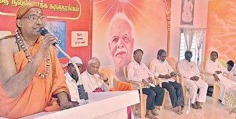 திருநெல்வேலியில் பிரம்ம குமாரிகள் அமைப்பு மற்றும் சர்வசமய கூட்டமைப்பு சார்பில் நடைபெற்ற மதநல்லிணக்க கருத்தரங்கில் மத் பரசமய கோளரி நாத ஆதீன குருமகா சன்னிதானம் ல புத்தாத்மாநந்தா சரஸ்வதி சுவாமிகள் சிறப்புரையாற்றினார். படம்: மு.லெட்சுமி அருண்