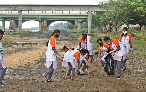 திருநெல்வேலியில் தாமிரபரணி கரையில் சுத்தப்படுத்தும் பணியில் ஈடுபட்ட தன்னார்வலர்கள். படம்: மு.லெட்சுமி அருண்