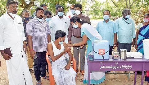 கடலூர் கந்தசாமி நாயுடு கல்லூரியில் நடந்த மாபெரும் கரோனா தடுப்பூசி முகாமை ஆட்சியர் கி.பாலசுப்ரமணியம் ஆய்வு செய்தார்.