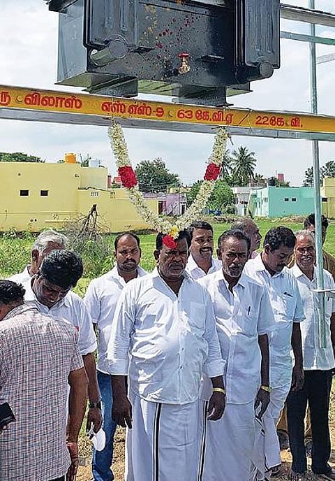 விழுப்புரம் தேவநாதசுவாமி நகர் விரிவாக்கத்தில் புதிய மின்மாற்றியை லட்சுமணன் எம்எல்ஏ பொது மக்கள் பயன்பாட்டிற்கு கொண்டுவந்தார்.