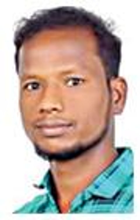 கோட்டைப்பட்டினம் விசைப்படகு மீன்பிடி இறங்கு தளத்தில் மீனவர் ராஜ்கிரணின் உடலுக்கு மரியாதை செலுத்திய அமைச்சர் எஸ்.ரகுபதி. உடன், ஆட்சியர் கவிதா ராமு உள்ளிட்டோர். (உள்படம்) உயிரிழந்த மீனவர் ராஜ்கிரண்.