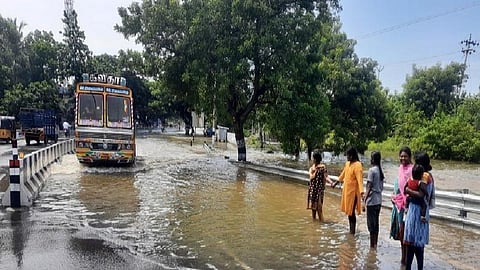 தி.மலை அருகே 6 ஏரிகளும் நிரம்பின்; தத்தளிக்கும் புறநகர்ப் பகுதிகள்: அத்தியாவசியப் பொருட்கள் கிடைக்காமல் மக்கள் அவதி