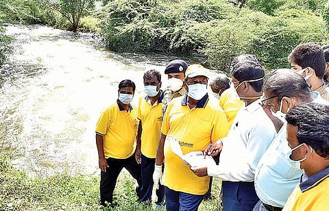 திருவண்ணாமலை அடுத்த வேங்கிக்கால் ஏரியில் இருந்து தண்ணீர் வெளியேறி திருவண்ணாமலை – வேலூர் சாலையை சூழ்ந்துள்ளது. அடுத்த படம்: கும்பன் ஏரியில் உடைப்பு ஏற்பட்டு தண்ணீர் வெளியேறியதால் கீழ்நாத்தூர் சாலையில் தேங்கிய வெள்ளநீர். கடைசிப்படம்: கும்பன் ஏரியில் இருந்து தண்ணீர் வெளியேறுவதை பார்வையிட்ட அமைச்சர் எ.வ.வேலு, மாவட்ட ஆட்சியர் பா.முருகேஷ்.