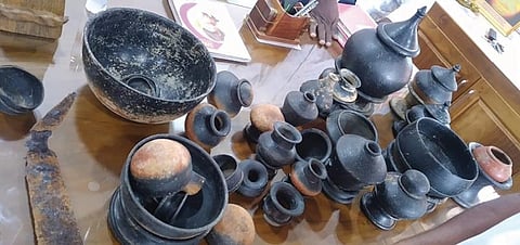 தென்காசி மாவட்டம் வாசுதேவநல்லூர் அருகே கண்டெடுக்கப்பட்ட பழங்காலப் பொருட்கள்.