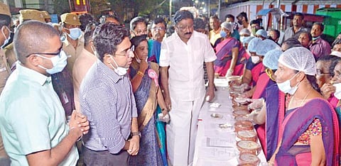 பாளையங்கோட்டை வ.உ.சி மைதானம் அருகில் நடைபெற்ற பாரம்பரிய உணவுத் திருவிழாவை ஆட்சியர் விஷ்ணு தொடங்கி வைத்து, கண்காட்சியில் வைக்கப்பட்டிருந்த பாரம்பரிய உணவு வகைகளை பார்வையிட்டார். உடன் அப்துல் வகாப் எம்.எல்.ஏ., மாநகராட்சி ஆணையர் விஷ்ணு சந்திரன் உள்ளனர். படம்: மு.லெட்சுமி அருண்